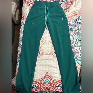 Figs yola scrub pants in hunter green
